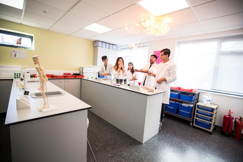 Jóvenes haciendo experimentos en un laboratorio en el curso verano inglaterra