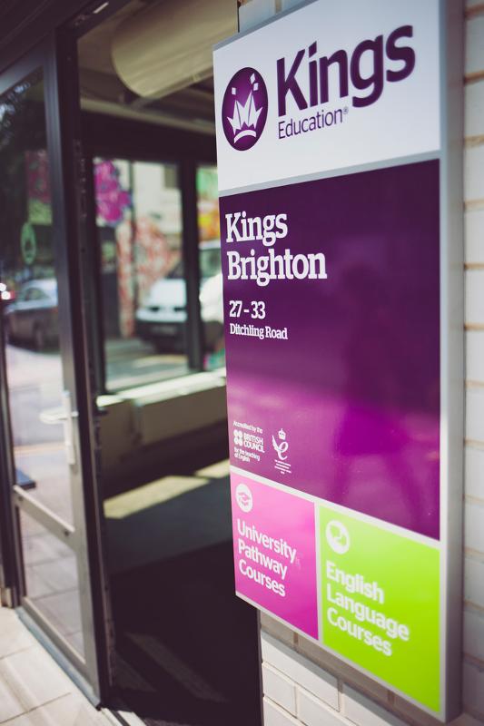 Cartel de dentro de la escuela en el curso verano inglaterra