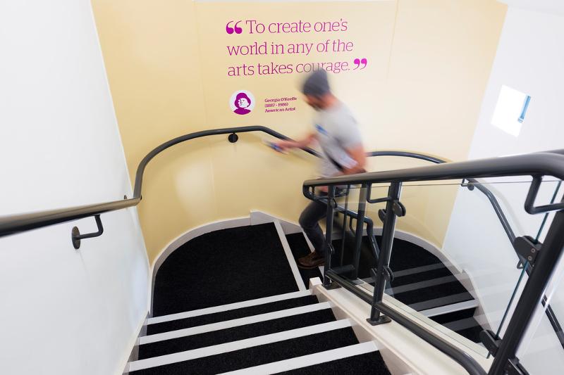 Escaleras de la escuela en el curso de ingles inglaterra