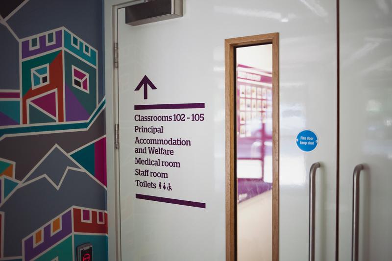 Puerta de una clase en el curso de ingles inglaterra