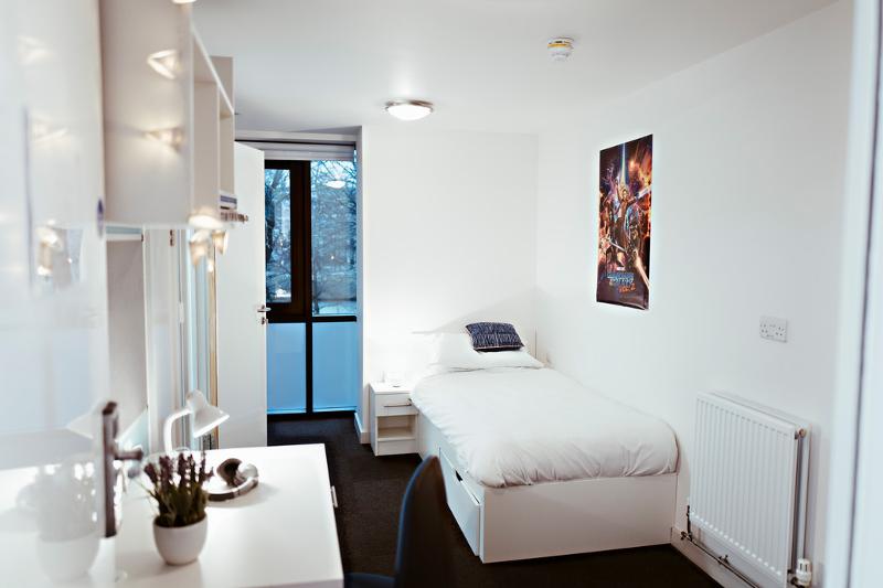 Habitación individual como cama y escritorio en el curso ingles en inglaterra