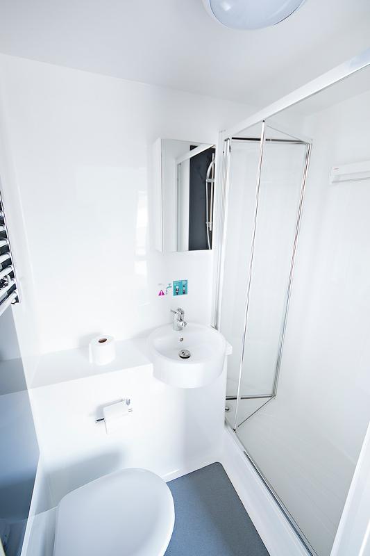Baño con water, lavabo y ducha en el curso ingles en inglaterra