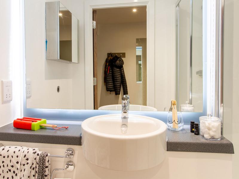 Vista del lavabo y el espejo en el curso de idiomas en inglaterra 
