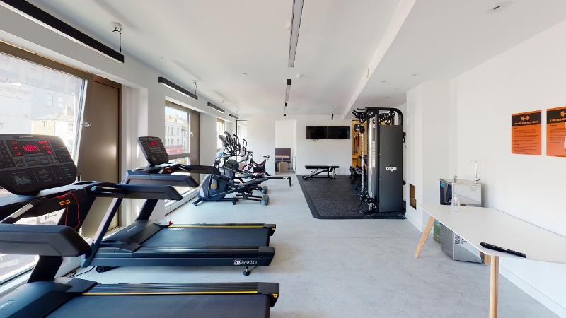 Gimnasio con máquinas para hacer deporte en el curso de verano en inglaterra