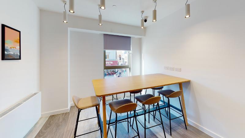 Mesas y sillas altas en un comedor en el curso de verano en inglaterra