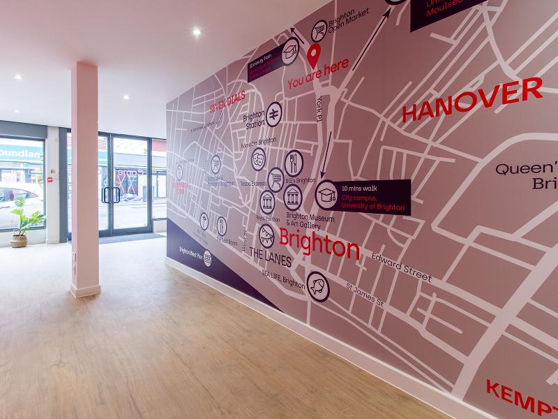 Mapa de la ciudad en grande en una pared en el curso de verano en inglaterra
