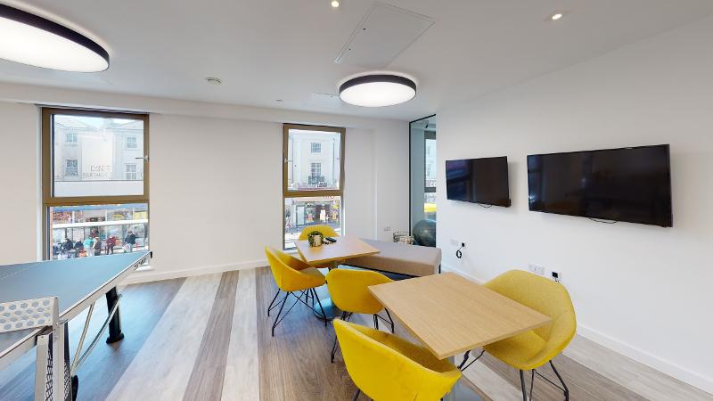 Sala común con mesa de ping pong en el curso de verano inglaterra
