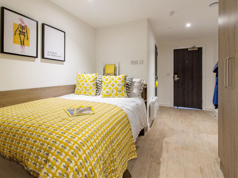 Habitación con cama y armario en el curso de verano inglaterra