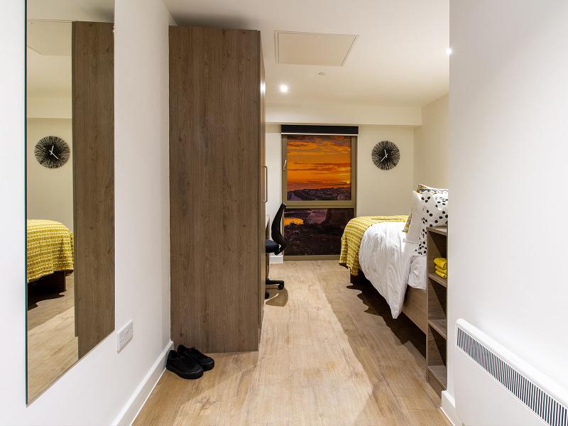 Habitación con armario, escritorio y silla en el curso de verano inglaterra