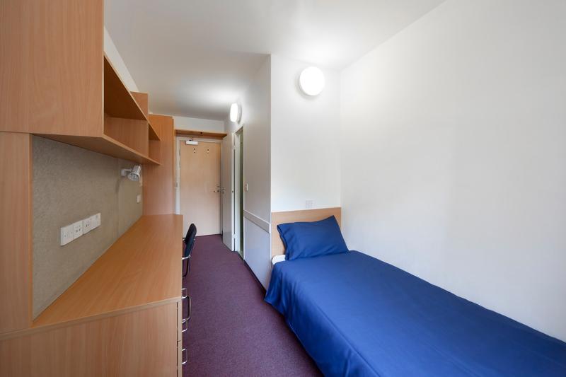 Habitación individual con escritorio y silla en el curso verano inglaterra