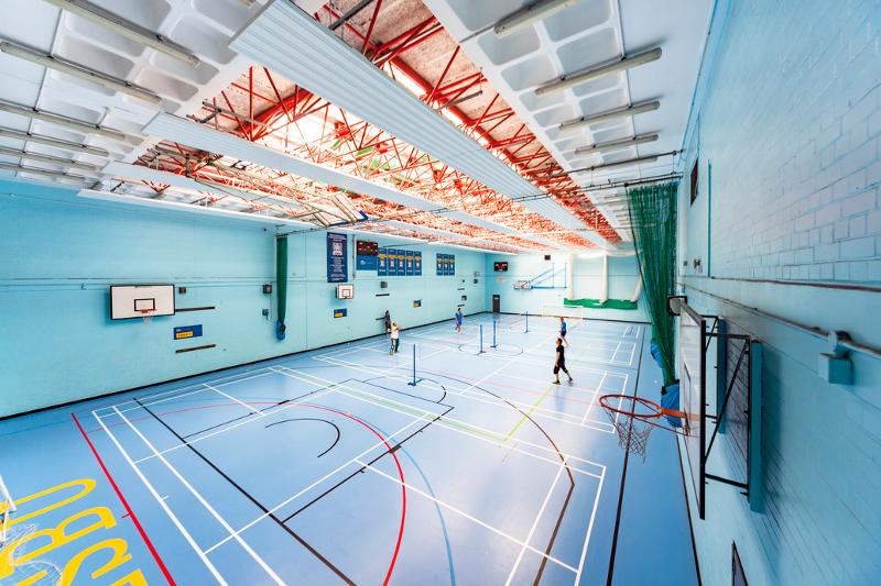 Polideportivo con canastas y redes de badminton en el curso verano inglaterra