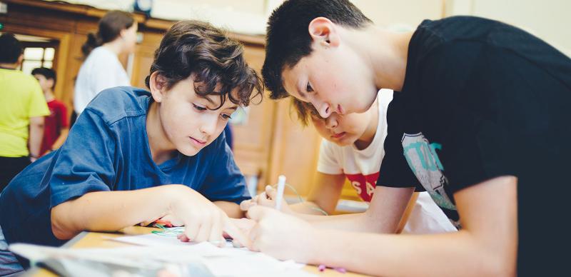 Chicos aprendiendo juntos y estudiando en el curso ingles en inglaterra 
