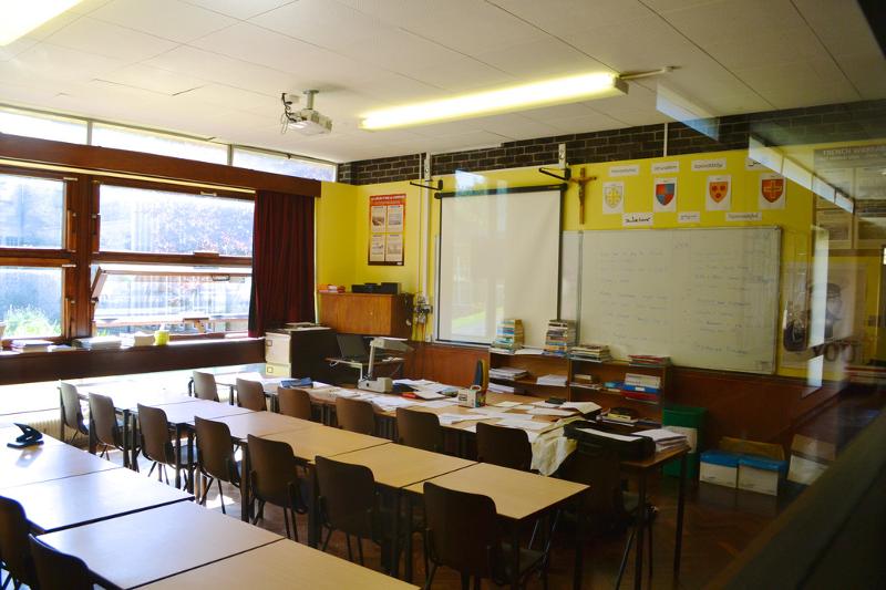 Clase con sillas y mesas vacía en el curso de ingles en inglaterra