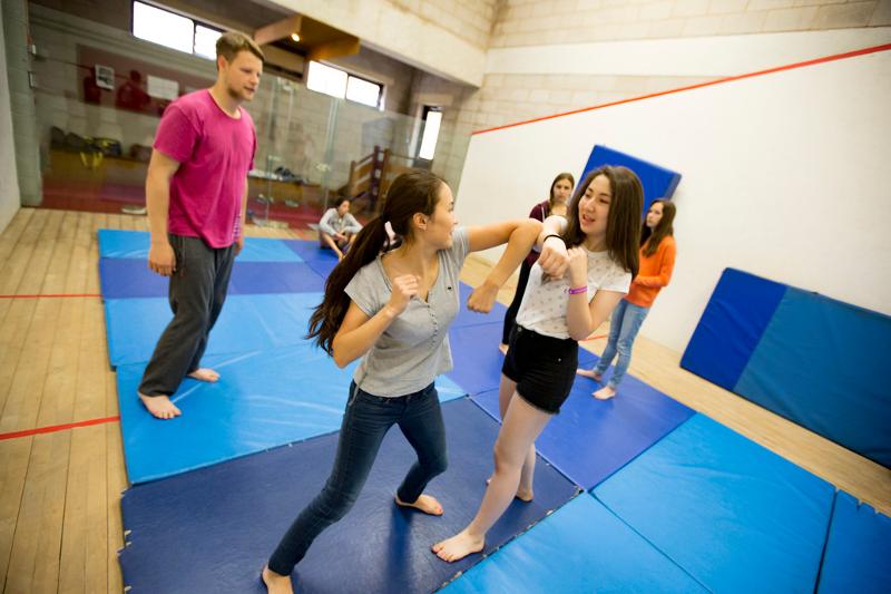 Participantes jugando al balonmano en equipo en el curso de idiomas en dublin