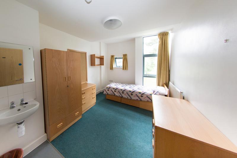 Habitación individual con cómoda, armarios y lavabo en el curso ingles en extranjero