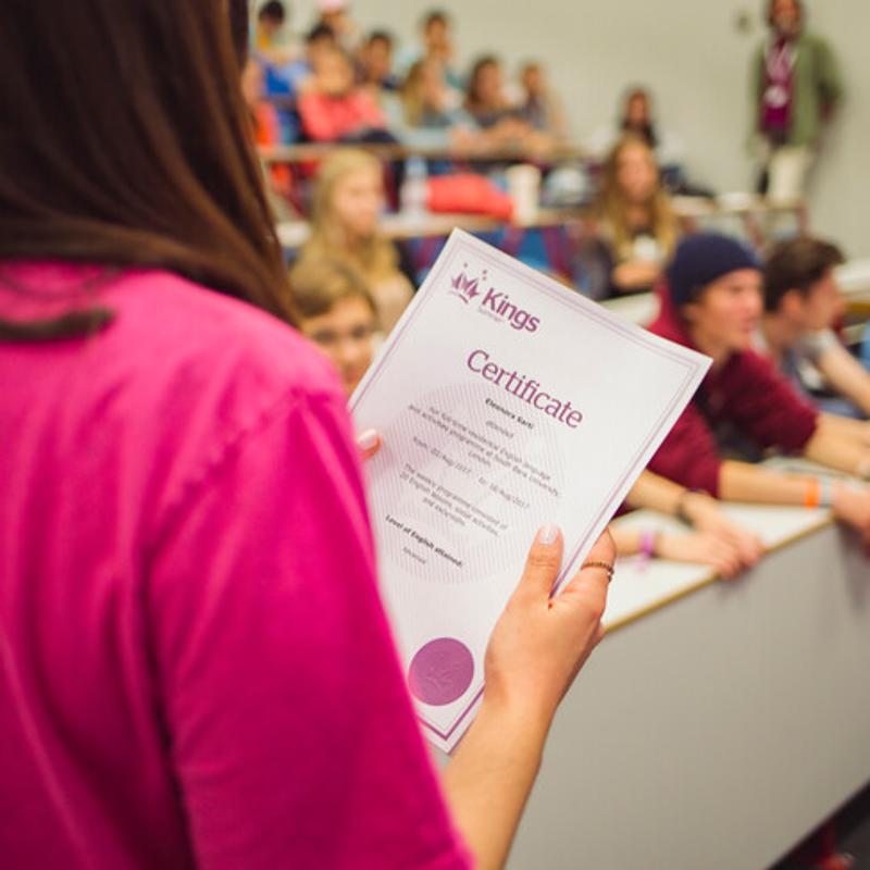 Participante con su certificado final en el curso ingles en extranjero
