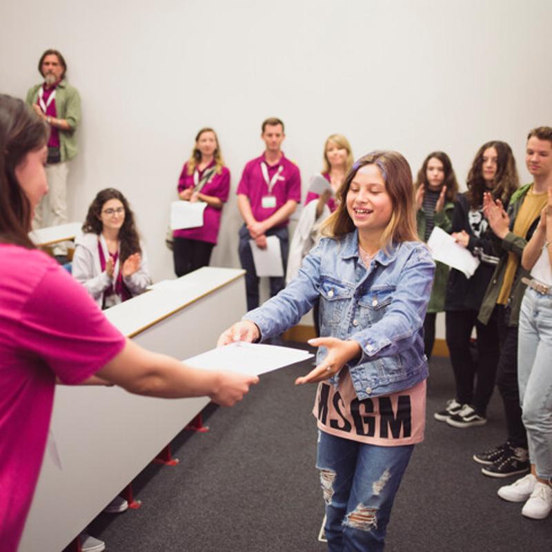 Participante recibiendo su diploma en el curso ingles en extranjero