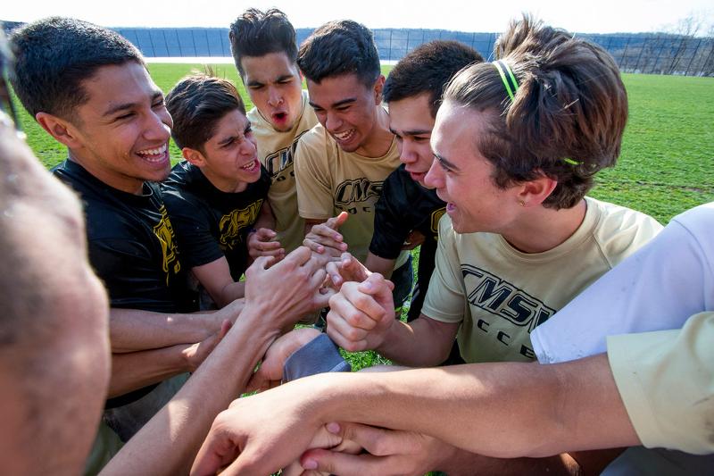 Joven en el campamento de verano en Estados Unidos para jóvenes 