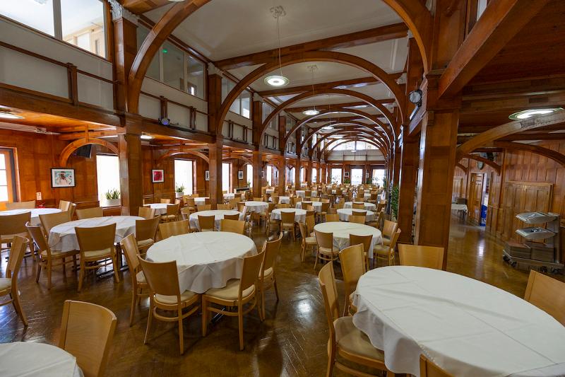 Comedor con mesas y sillas vacío en el curso de ingles en el extranjero