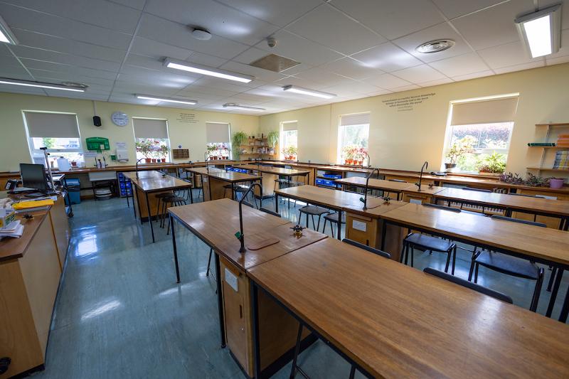 Clase con mesas y sillas en el curso de ingles en el extranjero