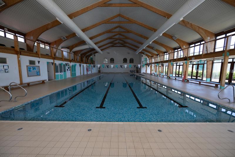 Piscina interior en el curso de ingles en el extranjero
