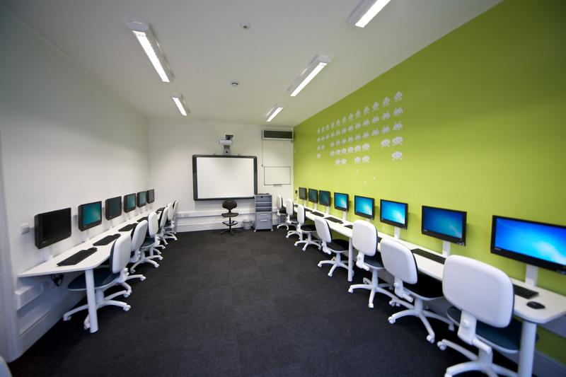 Sala de ordenadores en el curso de ingles en el extranjero