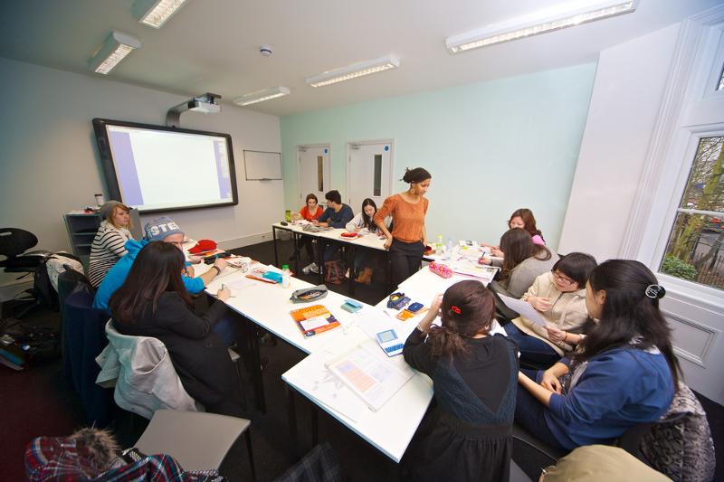 Alumnos y profesora en clase en el curso de ingles extranjero