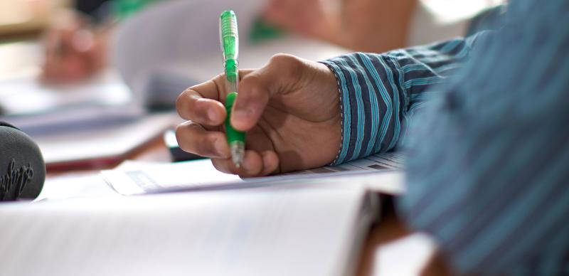 Mano de un participante escribiendo en clase en el curso de ingles extranjero