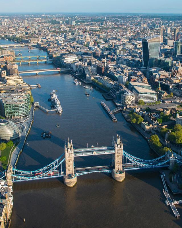 Vista aérea del Támesis y de Londres en el curso de ingles extranjero
