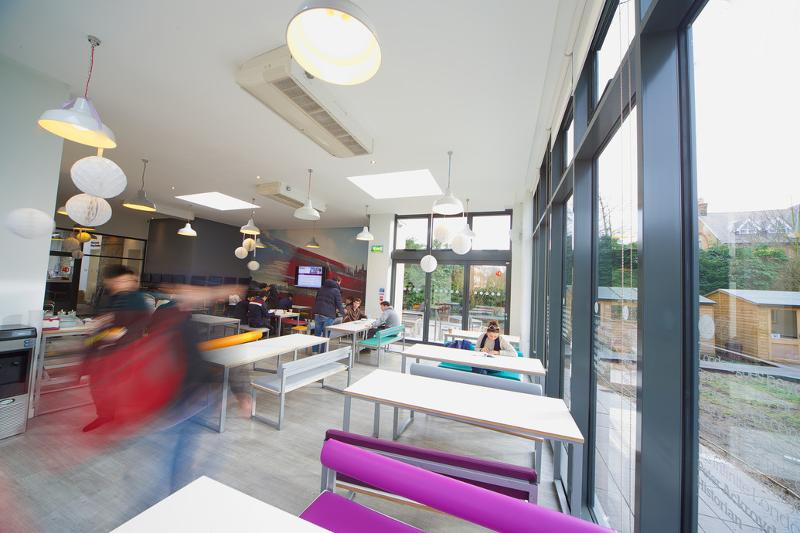 Zona para sentarse con mesas y bancos en el curso de ingles extranjero