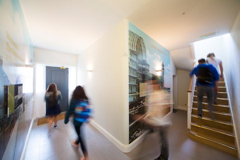 Escaleras de la escuela en el curso de ingles extranjero