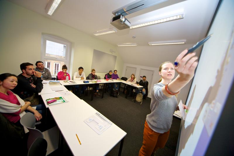 Jóvenes atendiendo en clase en el curso de ingles extranjero
