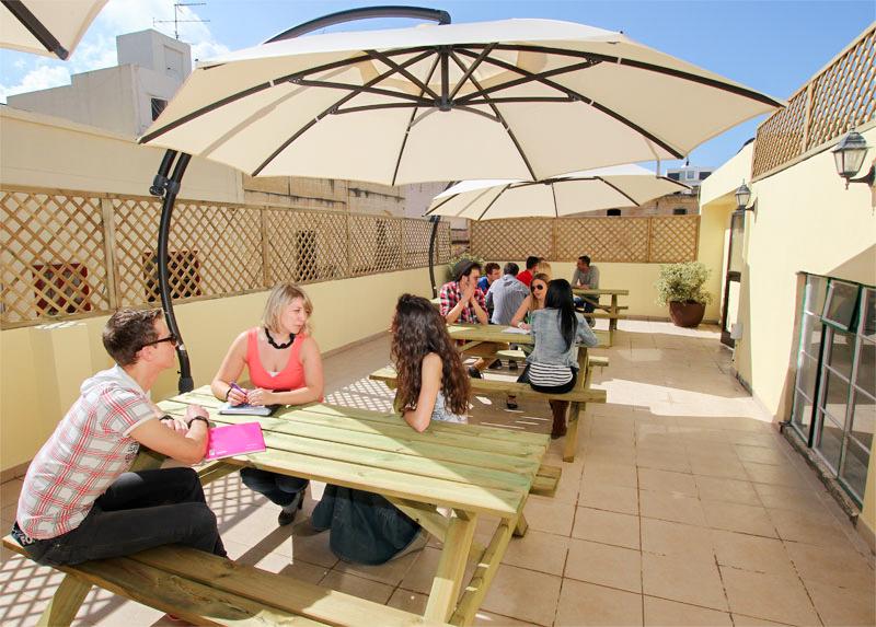 Gente en la terraza en el curso de idiomas en Malta