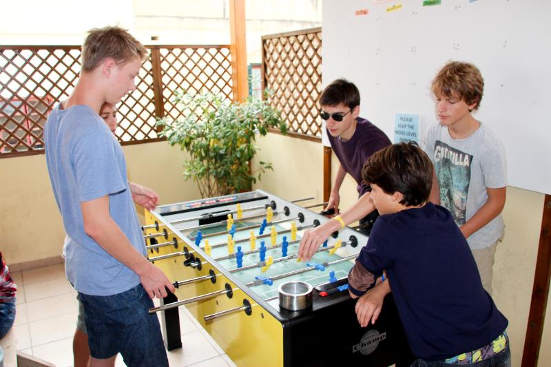 Jóvenes jugando al futbolín en el curso de idiomas en malta