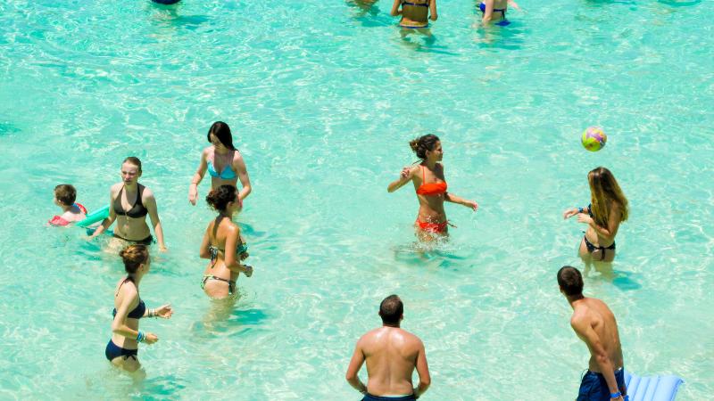 Jóvenes bañándose en agua turquesa en el curso de idiomas en malta