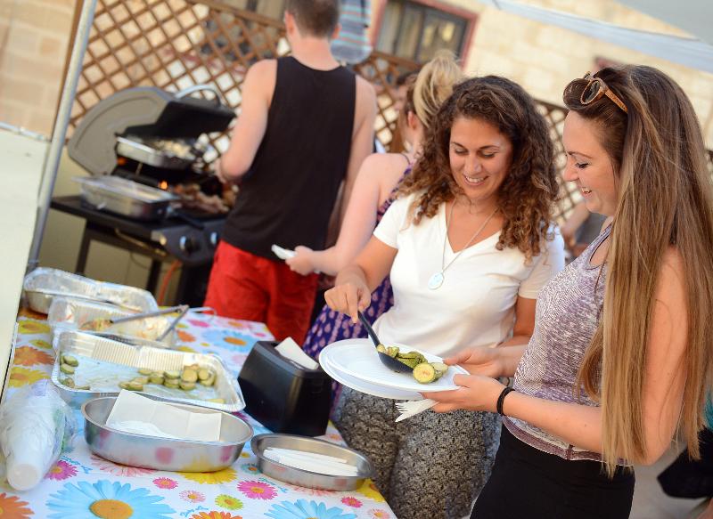Jóvenes disfrutando de una barbacoa al aire libre en el curso de idiomas en malta
