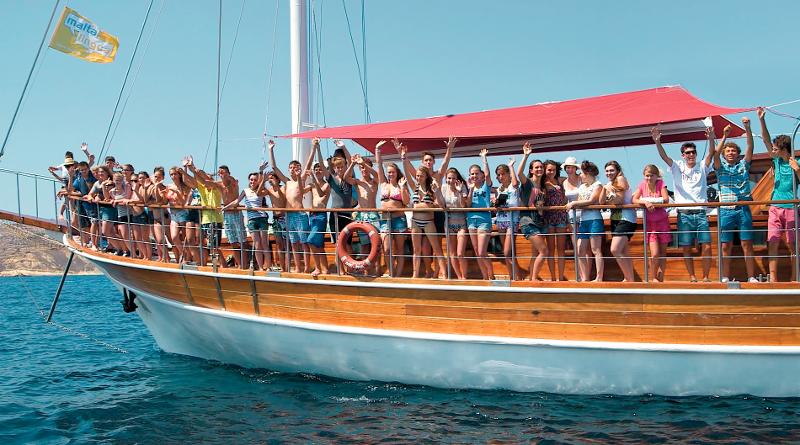 Jóvenes montados en un barco en el curso de idiomas en malta
