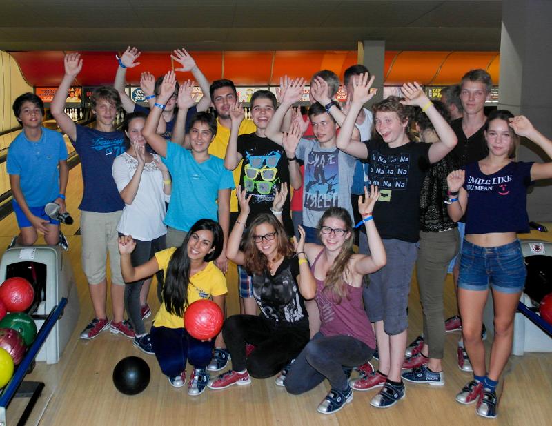 Foto grupal de jóvenes posando en una pista de bolos en el curso de idiomas en malta