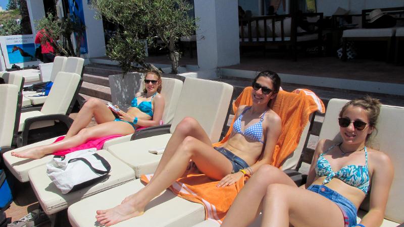 Tres chicas tomando el sol en hamacas en el curso de idiomas en malta