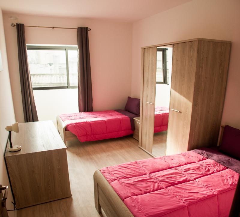 Habitación doble con escritorio y armario en el curso de idiomas en malta