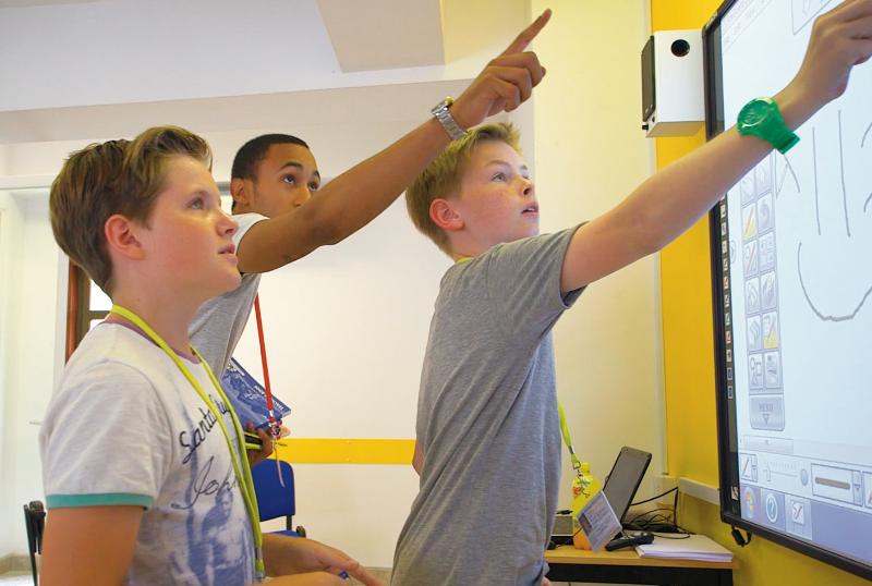 Dos jóvenes y un profesor en clase de inglés en el curso de idiomas en malta