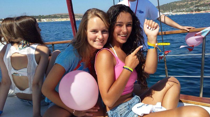 Chicas sentadas en un barco posando en el curso de idiomas en malta
