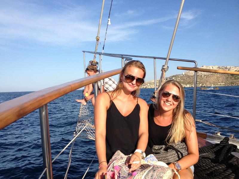 Chicas posando en la proa de un barco en el curso de idiomas en malta