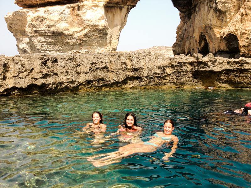 Tres chicas bañándose en el mar en el curso de ingles en malta