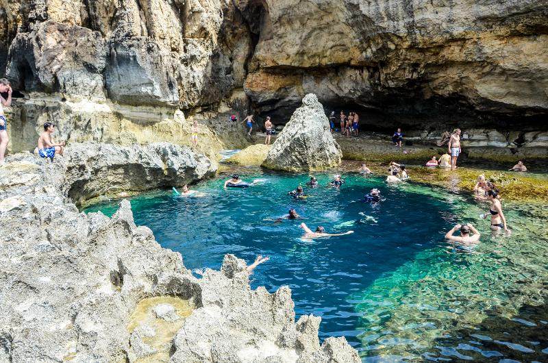 Gente bañándose en una poza marina en el curso de ingles en malta