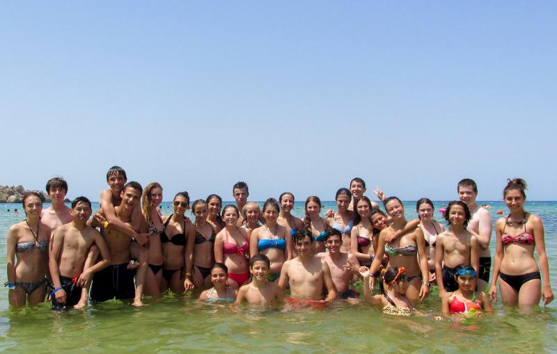 Foto grupal de jóvenes en el mar en el curso de ingles en malta