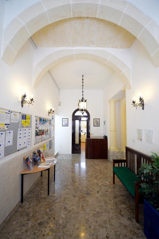 Hall de entrada del edificio en el curso de ingles en malta