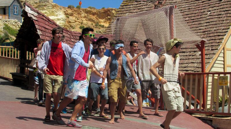 Jóvenes disfrazados de piratas en el curso ingles en malta 