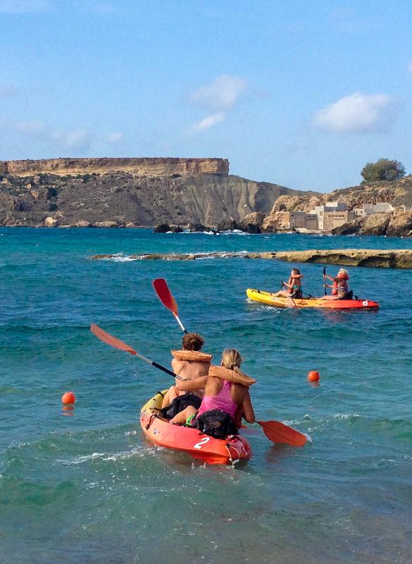 Jóvenes montando en kayak en el curso ingles en malta 