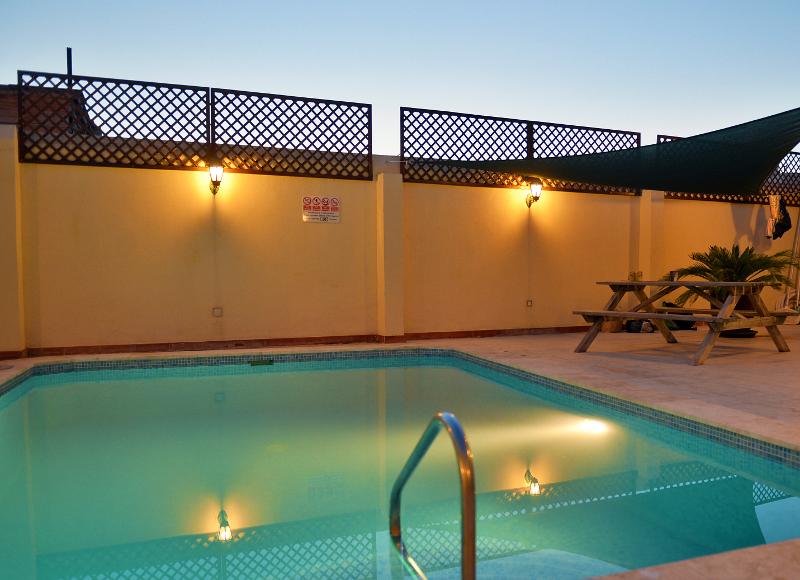 Piscina del alojamiento de noche en el curso ingles en malta 